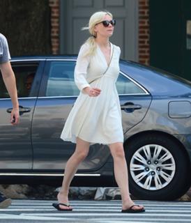 Kirsten Dunst feet photo thumbnail