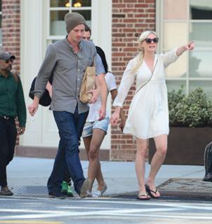 Kirsten Dunst feet photo thumbnail