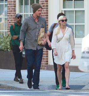 Kirsten Dunst feet photo thumbnail