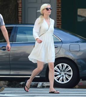 Kirsten Dunst feet photo thumbnail