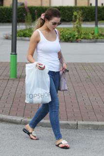 Helen Flanagan feet photo thumbnail