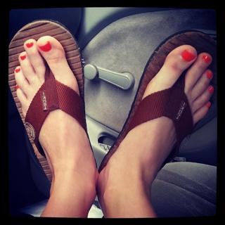 Evangeline Lilly feet photo thumbnail