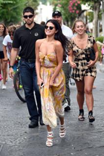 Selena Gomez feet photo thumbnail