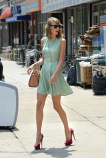 Taylor Swift feet photo thumbnail