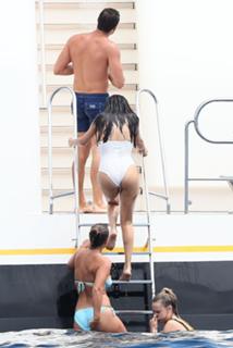 Selena Gomez feet photo thumbnail