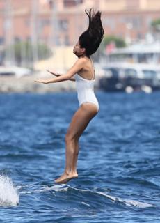 Selena Gomez feet photo thumbnail