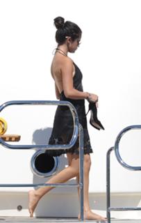 Selena Gomez feet photo thumbnail