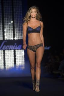 Nina Agdal feet photo thumbnail