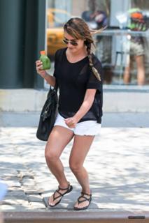 Lea Michele feet photo thumbnail