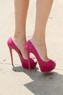 Taylor Swift feet photo thumbnail