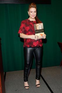 Alyssa Milano feet photo thumbnail
