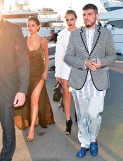 Cara Delevingne feet photo thumbnail