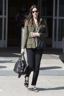 Liv Tyler feet photo thumbnail