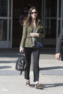 Liv Tyler feet photo thumbnail