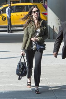 Liv Tyler feet photo thumbnail