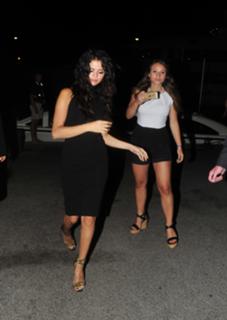 Selena Gomez feet photo thumbnail