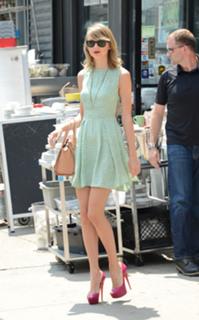 Taylor Swift feet photo thumbnail