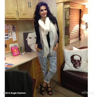 Angie Harmon feet photo thumbnail