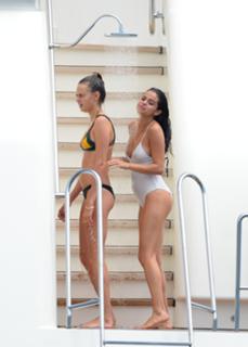 Selena Gomez feet photo thumbnail