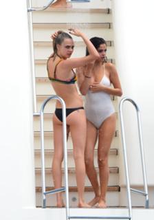 Selena Gomez feet photo thumbnail