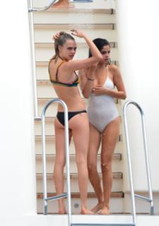 Cara Delevingne feet photo thumbnail