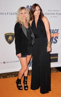 Kaley Cuoco feet photo thumbnail