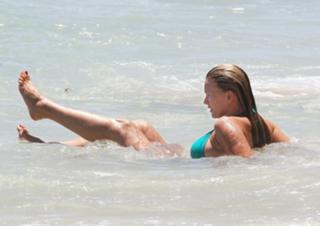 Natasha Henstridge feet photo thumbnail