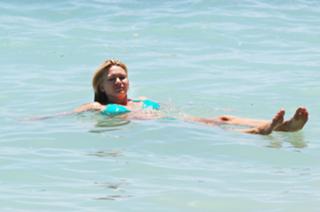 Natasha Henstridge feet photo thumbnail