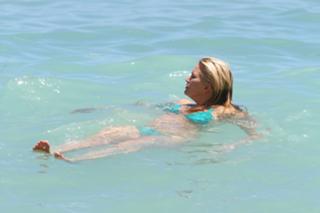 Natasha Henstridge feet photo thumbnail