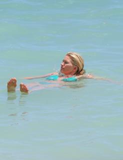 Natasha Henstridge feet photo thumbnail