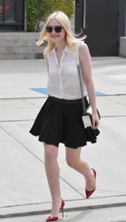 Dakota Fanning feet photo thumbnail