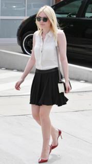 Dakota Fanning feet photo thumbnail