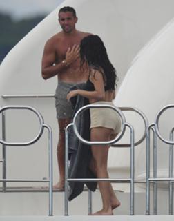 Selena Gomez feet photo thumbnail