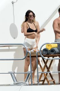 Selena Gomez feet photo thumbnail