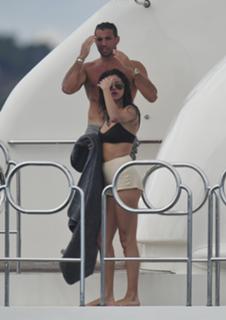 Selena Gomez feet photo thumbnail