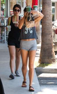 Vanessa Hudgens feet photo thumbnail