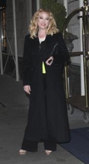 Virginia Madsen feet photo thumbnail