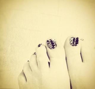 Virginia Madsen feet photo thumbnail