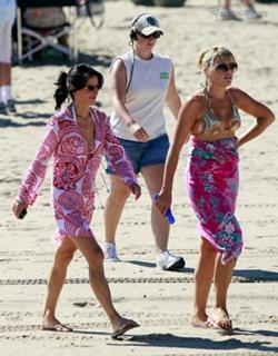 Courteney Cox feet photo thumbnail
