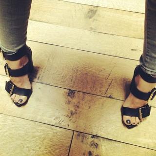 Hilary Duff feet photo thumbnail