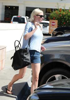 Kirsten Dunst feet photo thumbnail