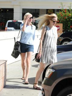 Kirsten Dunst feet photo thumbnail