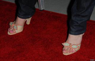 Kaley Cuoco feet photo thumbnail