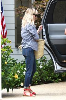 Reese Witherspoon feet photo thumbnail