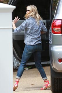 Reese Witherspoon feet photo thumbnail