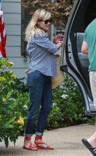 Reese Witherspoon feet photo thumbnail