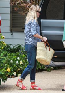 Reese Witherspoon feet photo thumbnail