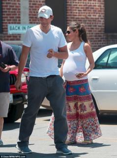Mila Kunis feet photo thumbnail