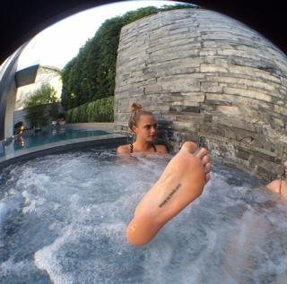 Cara Delevingne feet photo thumbnail