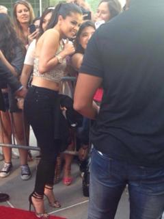 Selena Gomez feet photo thumbnail